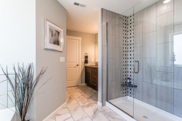 We install custom shower door with frame or frameless, bathroom remodeling Miami