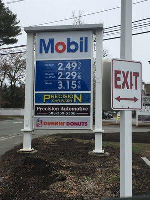 Mobil Medfield -- 270 Main Street / Route 109, Medfield          Storefront and Sign