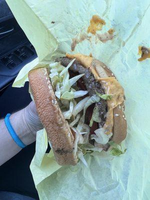 Delicious Cheeseburger! It was thick with generous vegetables and the meat was seasoned deliciously.