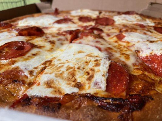 Deep crust pizza w/fresh mozzarella and pepperoni