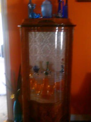 Cam any one telle anything about this display cabinet