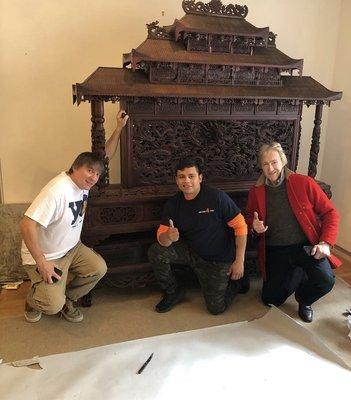 An antique Chinese Floor Display delivery to Leigh Keno in New York to the Keno Museum