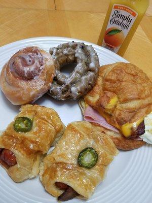 Jalapeno Croissants, Mini Cinnamon Roll, Blueberry Sour Cream, & HAM+BACON+EGGnCHEESE Croissant!!! Simply Orange On the Juice ;-)