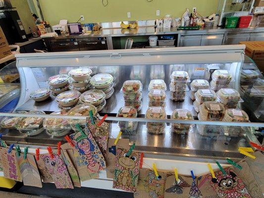 Various cold grab n' go items include salads, sandwiches, overnight oats. etc.