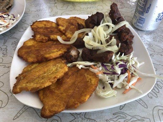 Carne Frita (fried pork) w/ tostones (fried plantains)... this dish was delicious