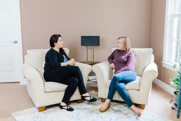 Elizabeth Polinsky LCSW talking with a woman.