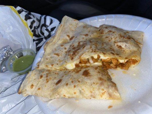 Quesadilla de pollo w/ the green sauce