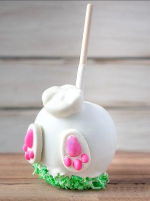 White chocolate and fudge bunny's bum Easter apple. Adorable!