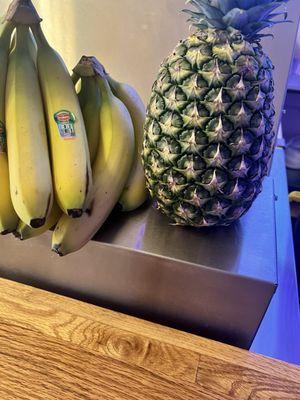 Fresh fruit (bananas & pineapple)