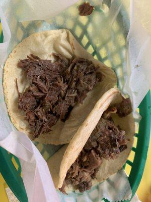 Taco de lengua y taco de carne