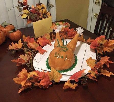 Adorable! Cookies and cream turkey ice cream cake.