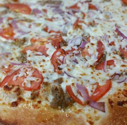 Sausage, fresh tomatoes and Onions Pizza!!! Yumm!