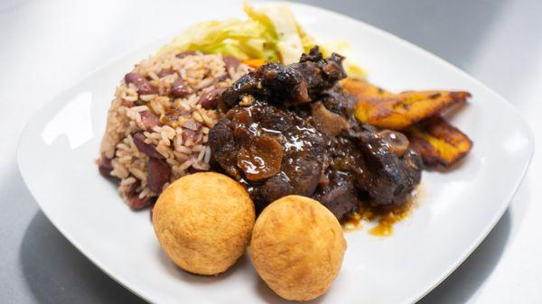 oxtail with rice and peas dinner plate