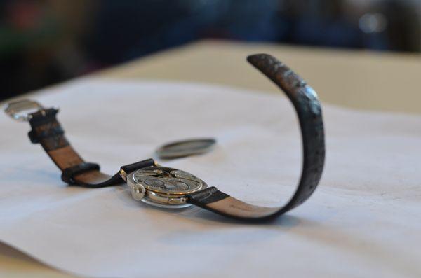 A beautiful old mechanical watch. Cleaning, battery replacement, repair... Expert watch repair on site.