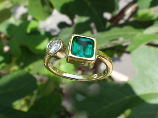 Simplicity! Emeralds & diamonds can stand alone and speak for themselves so do geometric shapes like circles & squares.This ring is proof.