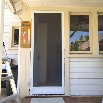 Swinging screen doors