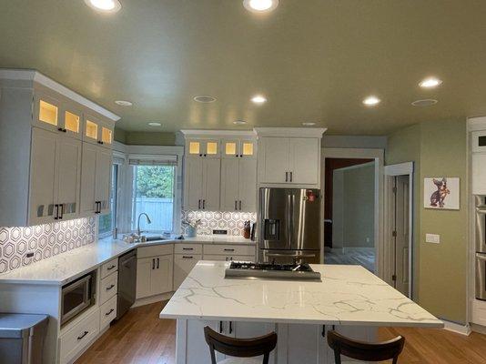 Full kitchen design with 49" wall cabinets for our customer @ Seattle, WA

- White Shaker
- Classique 3cm Quartz

January 2022