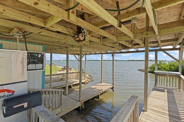 Boat house with boat slips. Free use for cabin guests. 
Electric outlets and water available.
Fish cleaning station with fresh water.