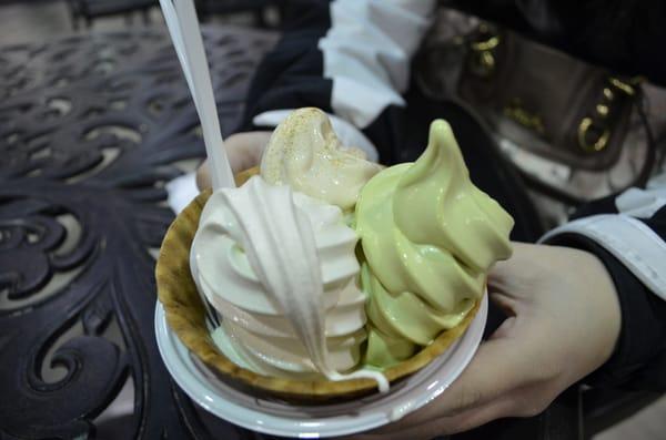 soft served ice cream- vanilla, green tea, and roasted green tea.