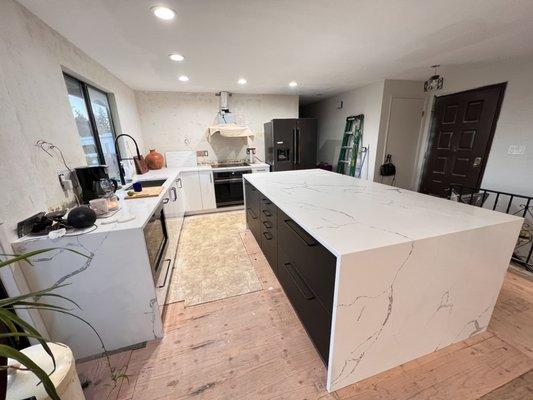 Waterfall kitchen design with seamless finish for our customer @ Tacoma, WA

- Classique 3cm Quartz

August 2022